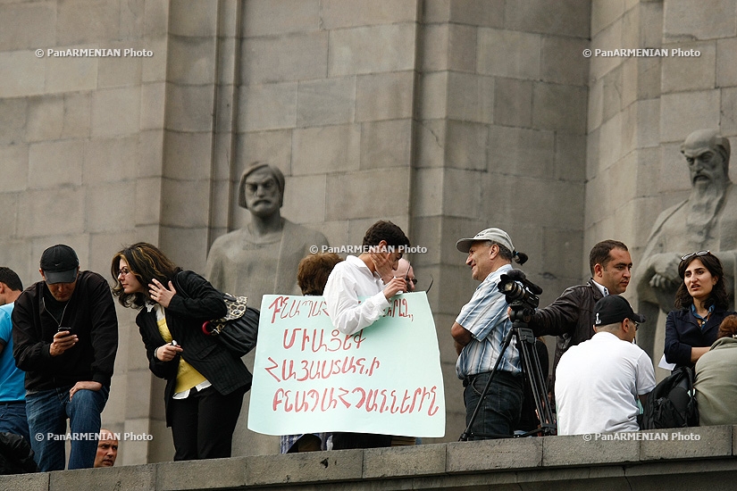 Բանպահպան-ակտիվիստները սպասում էին արքայազն Չարլզին Մատենադարանի առաջև
