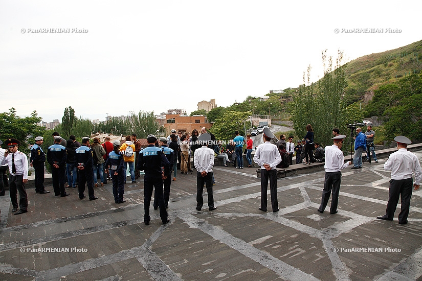 Активисты-экологи ждали принца Чарльза напротив Матенадарана