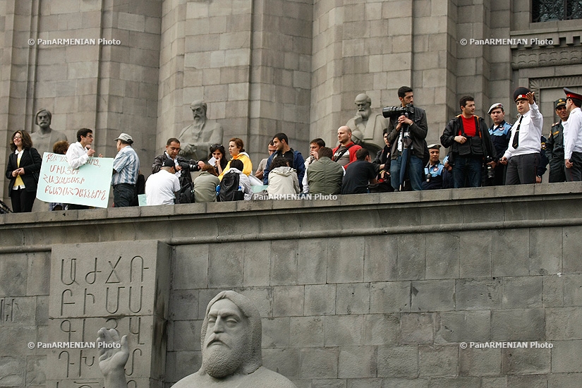Բանպահպան-ակտիվիստները սպասում էին արքայազն Չարլզին Մատենադարանի առաջև