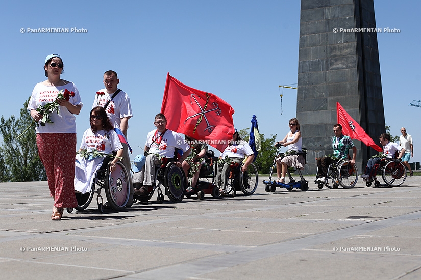 «Համագործակցություն-2013» խորագիրը կրող սայլակից օգտվող հաշմանդամություն ունեցող անձանց միջազգային մարաթոնի մասնակիցները այցելեցին Հայոց ցեղասպանության զոհերի հուշահամալիր