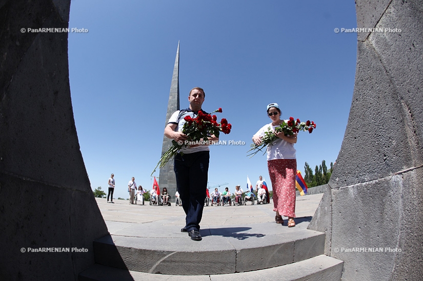 «Համագործակցություն-2013» խորագիրը կրող սայլակից օգտվող հաշմանդամություն ունեցող անձանց միջազգային մարաթոնի մասնակիցները այցելեցին Հայոց ցեղասպանության զոհերի հուշահամալիր