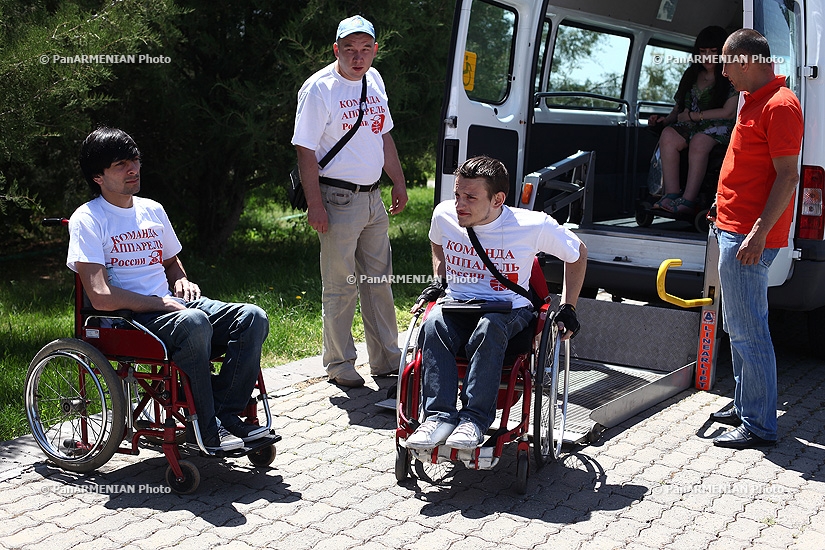 Участники международного марафона пользующихся инвалидными колясками людей с инвалидностью 