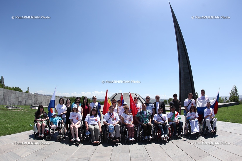 Участники международного марафона пользующихся инвалидными колясками людей с инвалидностью Сотрудничество-2013 посетили Мемориальный комплекс жертв Геноцида армян