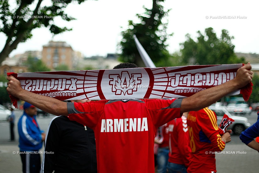 Марш футбольных фанатов к Республиканскому стадиону имени Вазгена Саргсяна перед матчем Армения-мальта в Ереване