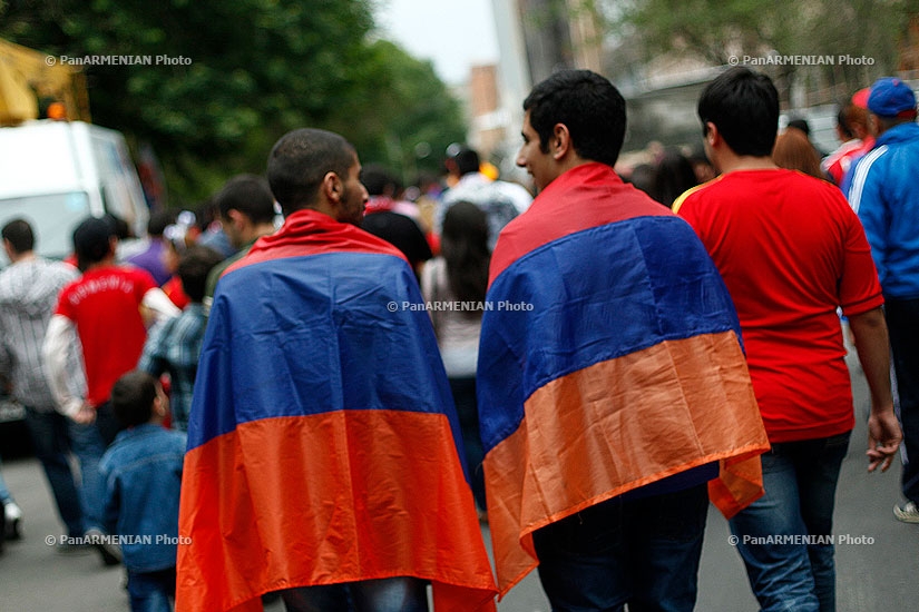 Марш футбольных фанатов к Республиканскому стадиону имени Вазгена Саргсяна перед матчем Армения-мальта в Ереване