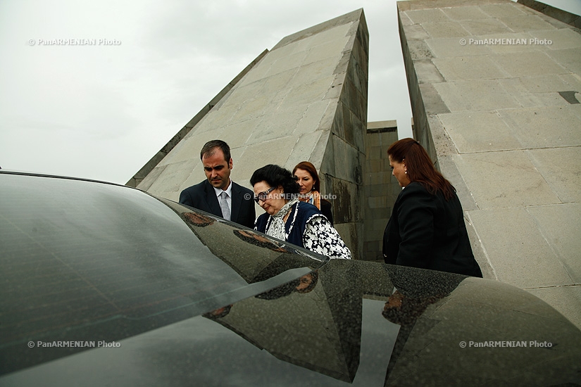 Испанская оперная певица Монсеррат Кабалье посетила  Мемориальный комплекс Цицернакаберд