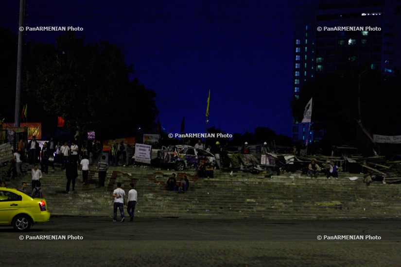 Taksim protesters struggle agaisnt Gezi park reconstruction 