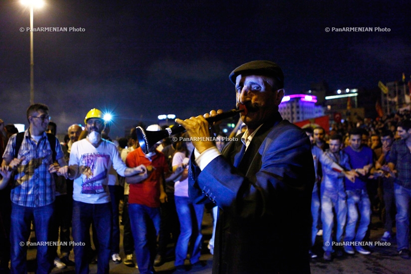 На площади Таксим в Стамбуле демонстранты борются против реконструкции парка Гези 