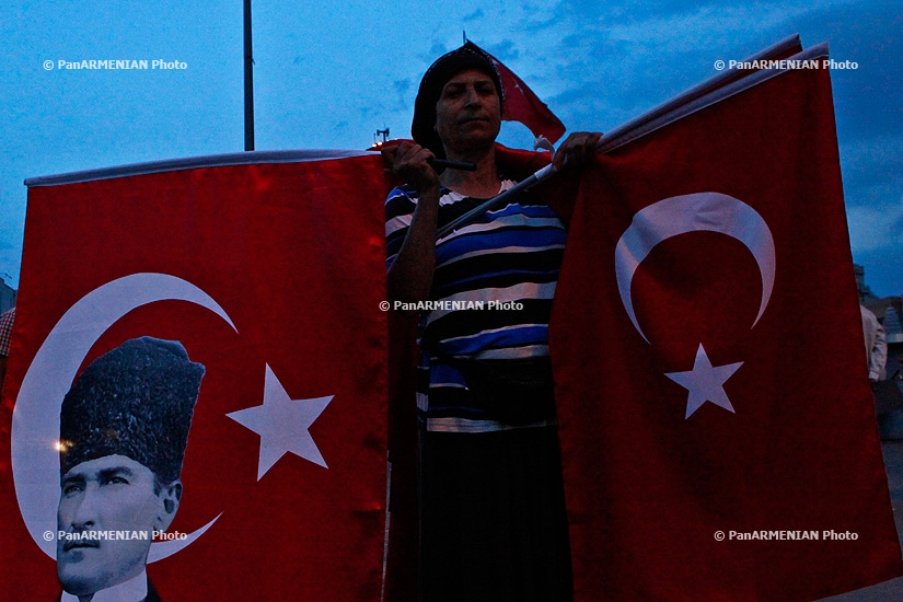 Taksim protesters struggle agaisnt Gezi park reconstruction 