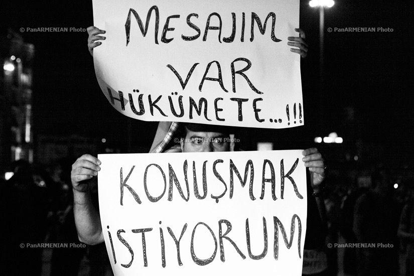 На площади Таксим в Стамбуле демонстранты борются против реконструкции парка Гези 