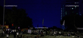 Ստամբուլի Թաքսիմ հրապարակում ցուցարարները պայքարում են Գեզի զբոսայգու վերակառուցման դեմ
