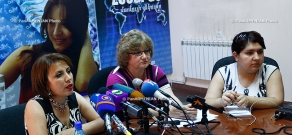 «Էկոլուր» հկ-ի նախագահ, բնապահպան Ինգա Զարաֆյանը և բնապահպան-ակտիվիստ Անի Կաղինյանը