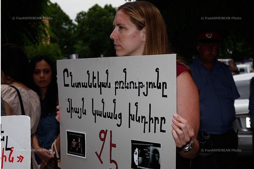 Коалиция «Против насилия над женщинами» организовала акцию протеста  напротив здания правительства Армении 