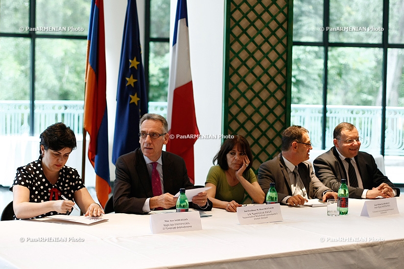 Пресс-конференция посла Франции в Армении Анри Рено и главного исполнительного директора Orange Armenia Франсиса Гелибтера