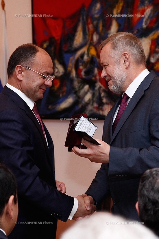 Совместный брифинг и подписание соглашения между секретарей Совбезов Армении и России