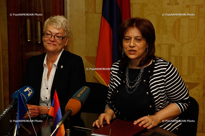 Заместитель министра образования и науки Армении Карине Арутюнян и руководитель программы ЕС по содействию реформам в Армении Этель Халлисте подписали подписали меморандум о сотрудничестве