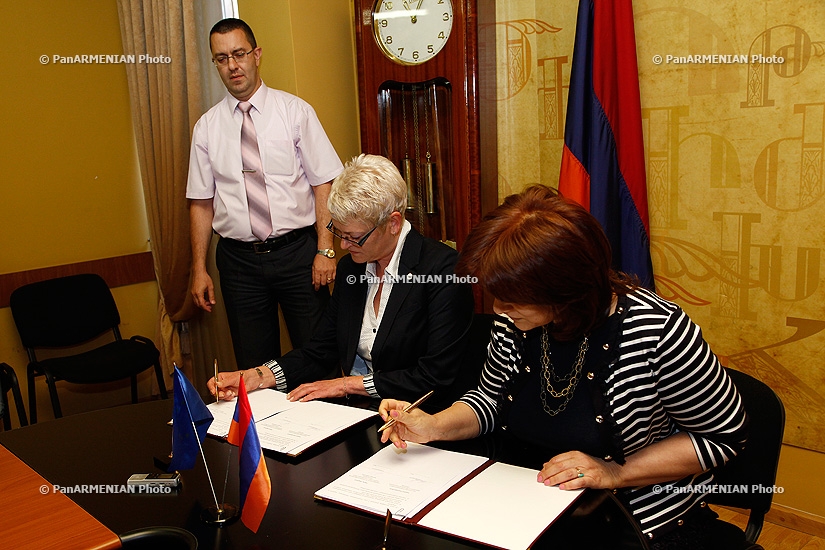 Заместитель министра образования и науки Армении Карине Арутюнян и руководитель программы ЕС по содействию реформам в Армении Этель Халлисте подписали подписали меморандум о сотрудничестве