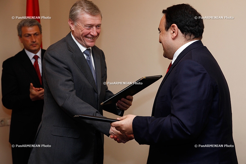 Пресс-конференция секретаря Совета национальной безопасности Армении Артура Багдасаряна и генерального секретаря ОДКБ Николая Бордюжа