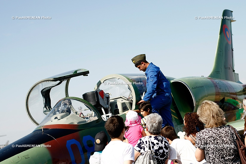Демонстрация оружия и показательные полеты, посвященные Дню авиации в Армении