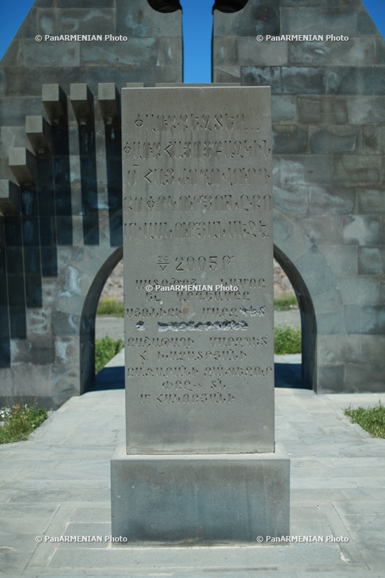 С хачкара, находящегося в Мемориальном комплексе, посвященном победе в Арцахской освободительной войне, “стерли” имя бывшего губернатора Сюникской области 