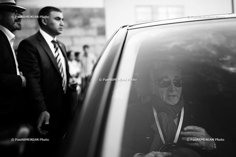 Всемирно известный шансонье Шарль Азнавур прибыл в Ереван