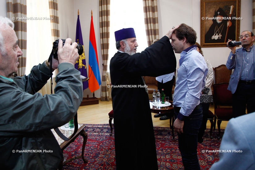 Famous chansonnier Charles Aznavour visits Etchmiadzin