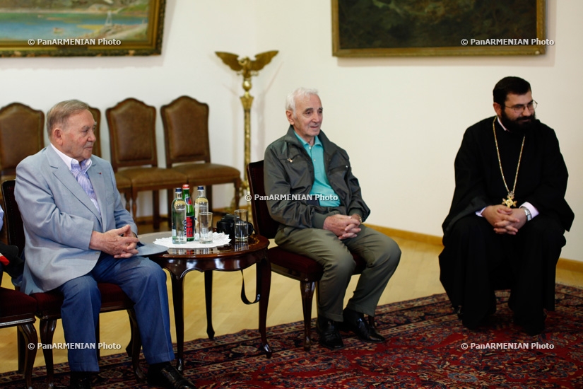 Всемирно известный шансонье Шарль Азнавур посетил Эчмиадзин