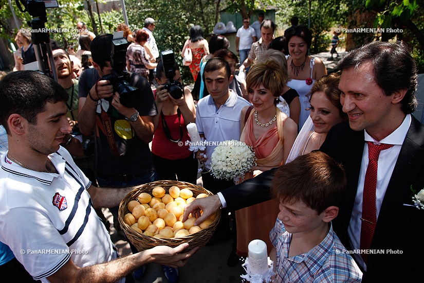 Церемония освящения абрикосов во время открытия фестиваля «Золотой абрикос»