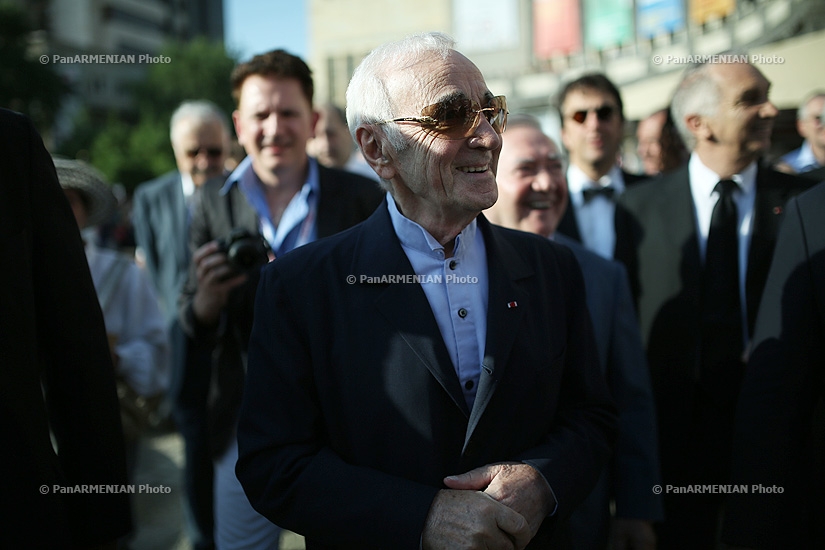 Открытие звезды Шарля Азнавура на площади имени Ш.Азнавура в Ереване