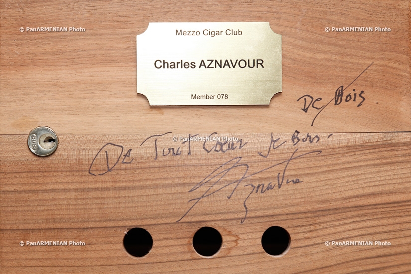 Шарль Азнавур оставил подпись в салоне 