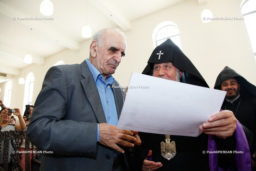 Католикос всех армян Гарегин II вручил Артавазду Пелешяну приз «Да будет свет»