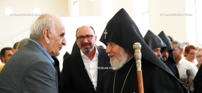 Католикос всех армян Гарегин II вручил Артавазду Пелешяну приз «Да будет свет»