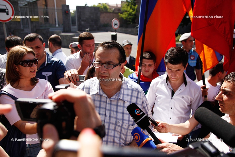 Акция протеста возле здания посольства России в Армении в поддержку Грачья Арутюняна