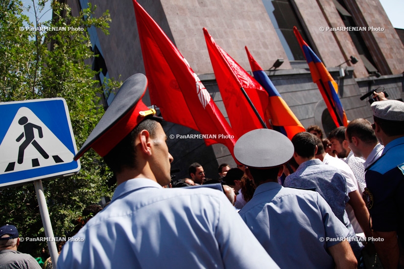 Акция протеста возле здания посольства России в Армении в поддержку Грачья Арутюняна