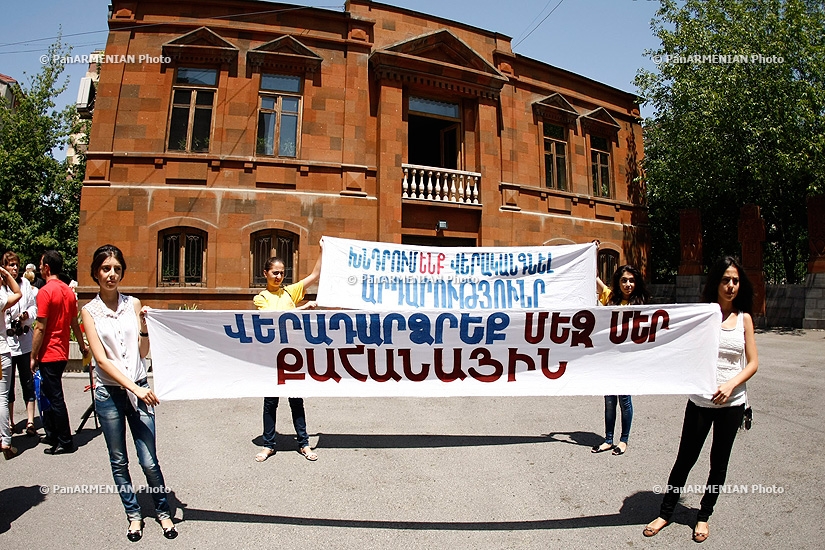 Акция протеста против Архиепископа Навасарда Кчояна