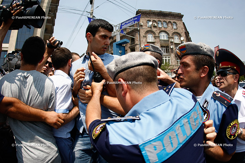 Напротив полиции. Напротив полиции