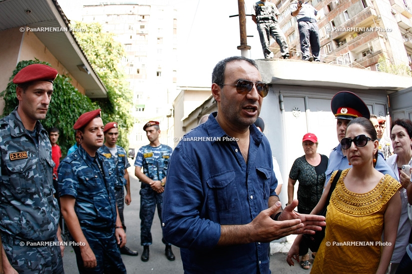 Residents hamper hotel construction in one of Yerevan’s yards