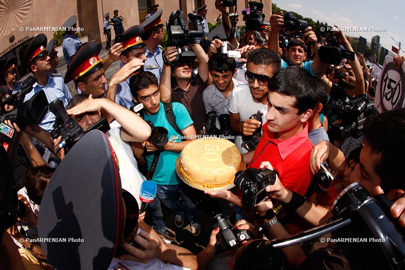Активисты передали мэру торт в виде 50 драма: Акция «Не буду платить 150 драмов!», день 6