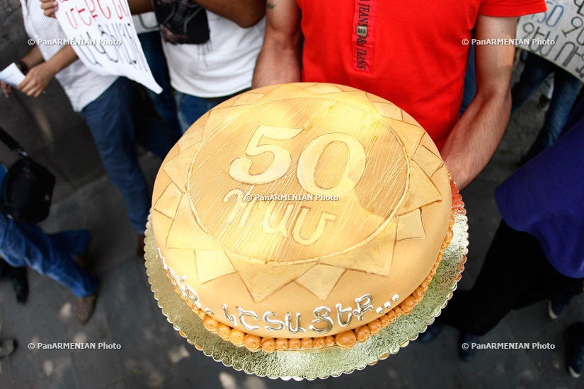 Активисты передали мэру торт в виде 50 драма: Акция «Не буду платить 150 драмов!», день 6