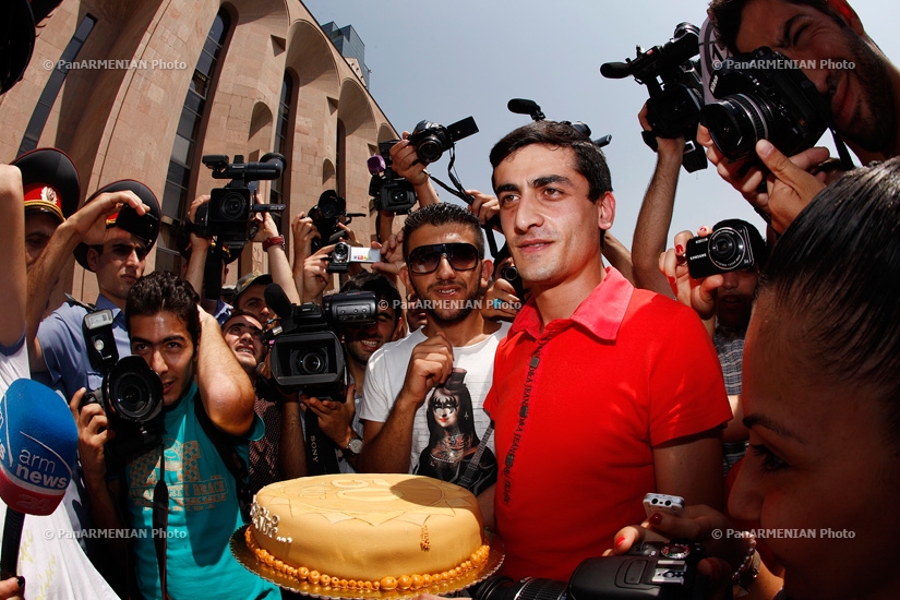  50 dram cake for Mayor Taron Margaryan: 