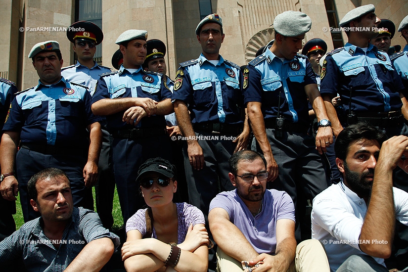 Активисты передали свои требования в мэрию Еревана и начали сидячую забастовку