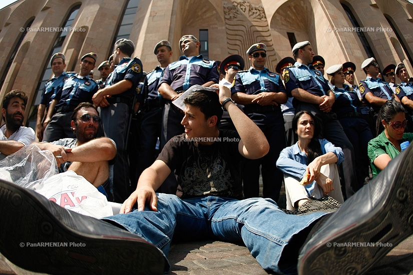 Сидячая забастовка напротив здания мэрии Еревана: День 1