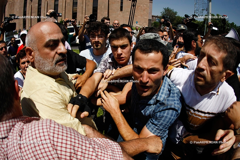 Сидячая забастовка напротив здания мэрии Еревана: День 7