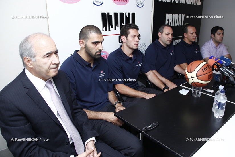 Пресс-конференция членов сборной Армении по баскетболу и главного тренера Карла Бардакяна