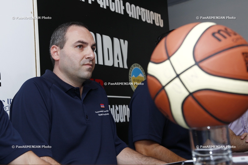 Пресс-конференция членов сборной Армении по баскетболу и главного тренера Карла Бардакяна