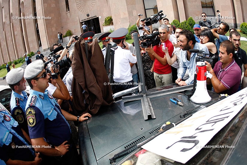Членам движения «Платим 100 драм» удалось установить зонт на машине одного из активистов