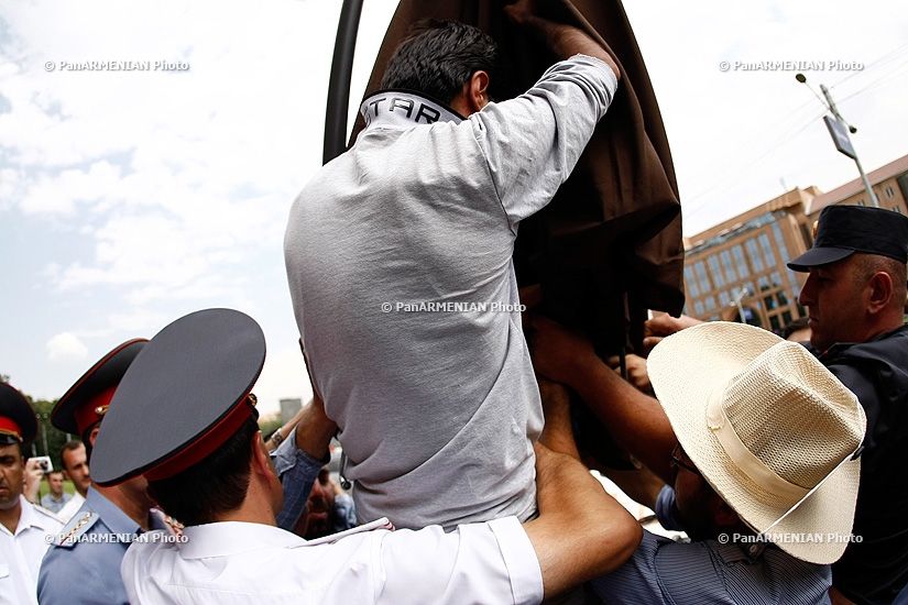 Членам движения «Платим 100 драм» удалось установить зонт на машине одного из активистов