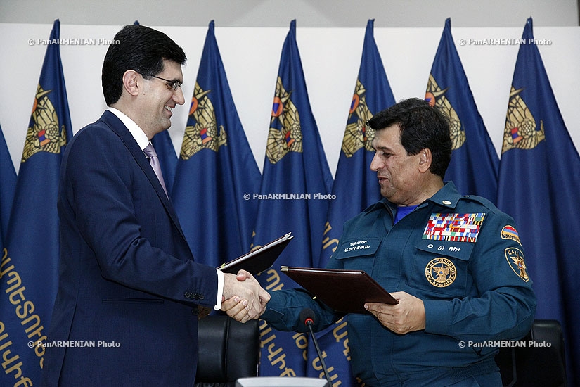 Armenian Minister of Emergency Situations Armen Yeritsyan and VivaCell-MTS General Manager Ralph Yirikian sign memo