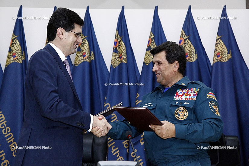 Armenian Minister of Emergency Situations Armen Yeritsyan and VivaCell-MTS General Manager Ralph Yirikian sign memo