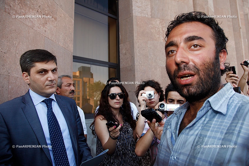 Руководитель информационного департамента мэрии Еревана Артур Геворгян встретился с участниками сидячей забастовки